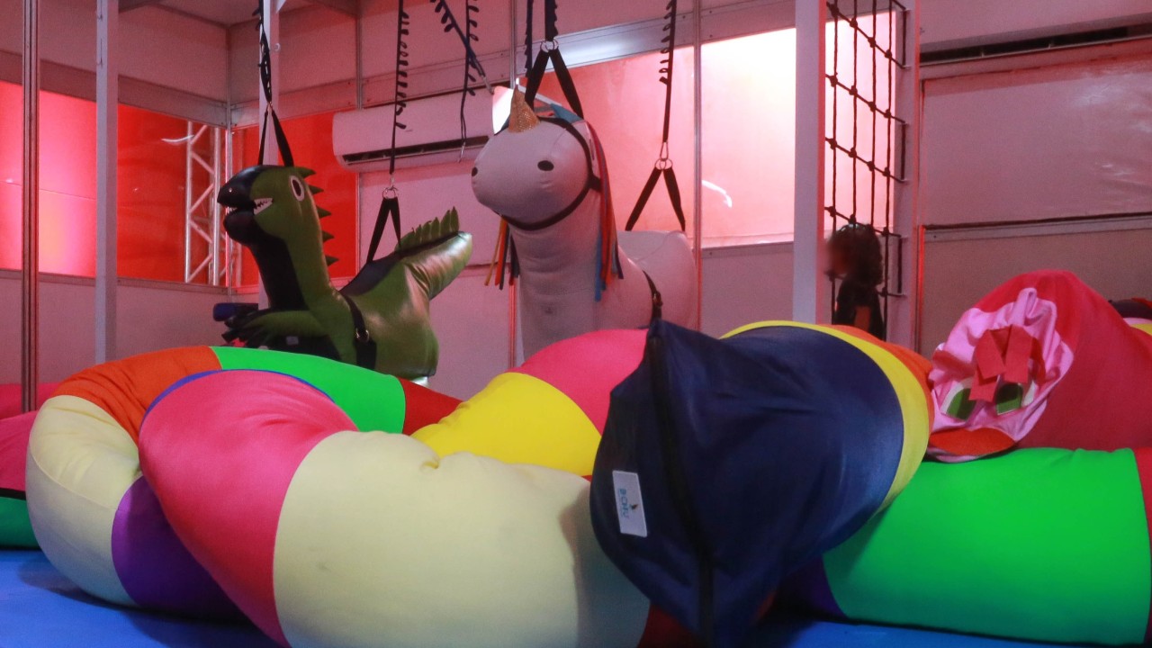 Local com ambiente sensorial controlado, luzes suaves, abafadores de som e materiais lúdicos